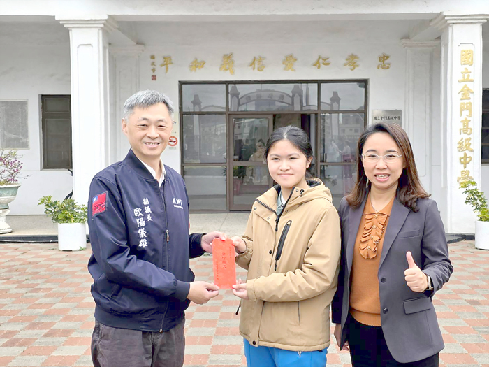 家長會長歐陽儀雄（左）致贈學生祝賀紅包，恭喜學生們考取理想大學。（許峻魁攝）