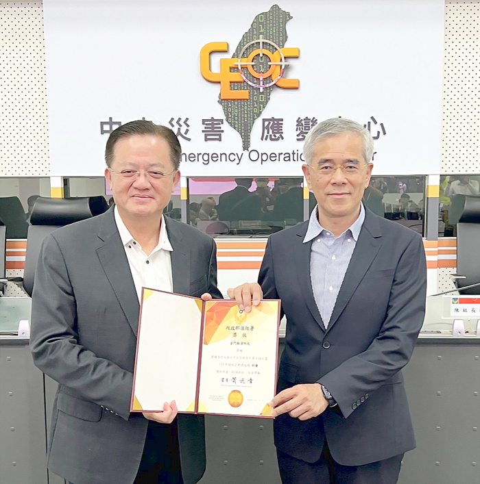 呂英華局長（右）親赴內政部消防署，接受署長蕭煥章（左）頒獎肯定。
（消防局提供）