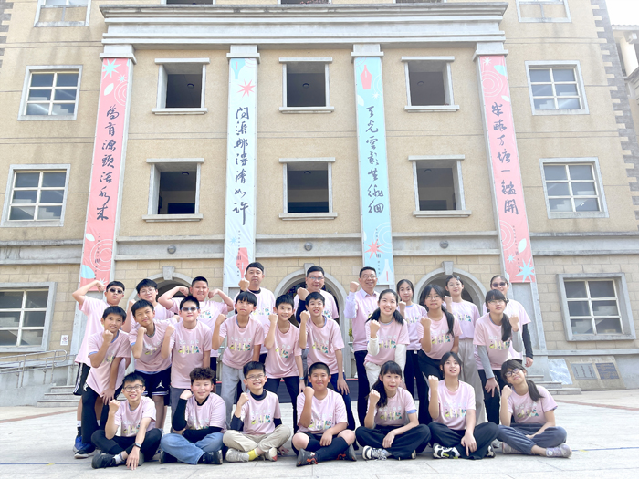 中正國民小學歡慶創校111週年，家長會致贈全體師生紀念服，展現對學校長年深耕教育的支持與肯定。（校方提供）