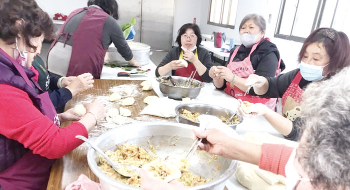 榜林老人會製作金門古早味菜粿迎接龍抬頭。（蔡麗玉攝）
