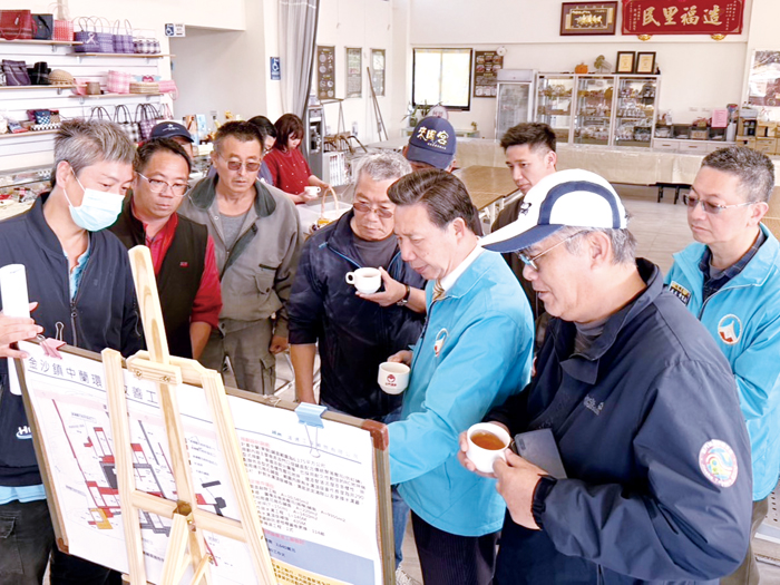 縣長陳福海會同金沙鎮長吳有家及地方代表現地踏勘中蘭地區環境改善工程，盤點地方環境整建需求。（縣府提供）