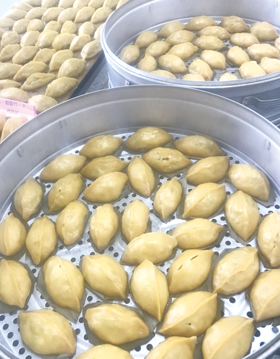 榜林老人會製作金門古早味菜粿迎接龍抬頭。（蔡麗玉攝）