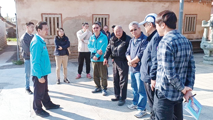 縣長陳福海會同金沙鎮長吳有家及地方代表現地踏勘中蘭地區環境改善工程，盤點地方環境整建需求。（縣府提供）