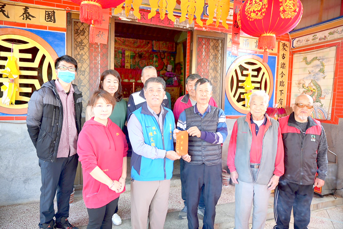 金湖鎮長陳文顧率領公所各課室主管及同仁前往下莊恩主廟拈香祝禱，並敬獻爐敬金。（金湖鎮公所提供）
