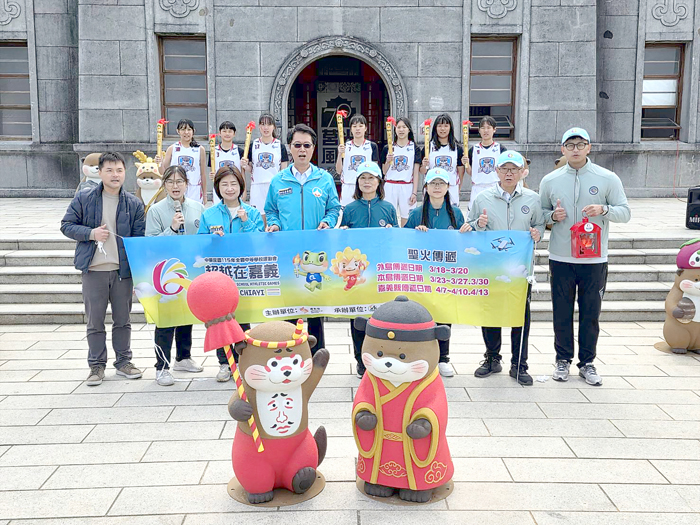 全中運聖火傳遞至金門，主辦的嘉義縣官員與金門縣人員合影。（許峻魁攝）