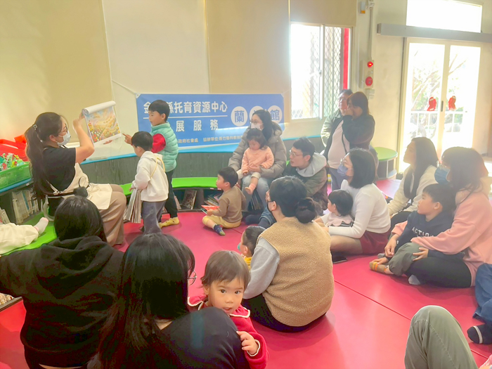 金沙圖書館推廣親子閱讀活動，由講師陳亦君帶領親子閱讀《春天來了-小風和花籃》。（金沙鎮圖書館提供）