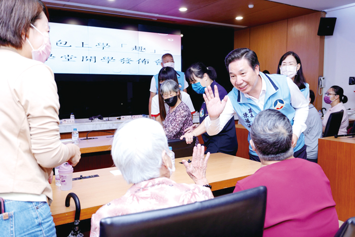 縣長陳福海關心長者樂齡學習生活。（薛子軒攝）