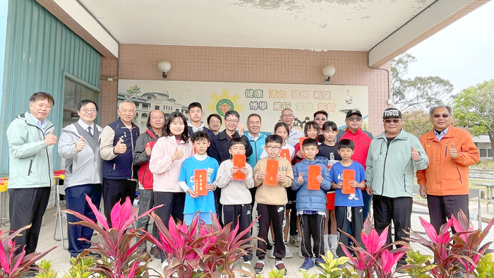 金沙學區第37屆中小學聯合運動會閉幕頒獎，共計五項九人刷新大會紀錄。
（陳麗妤攝）