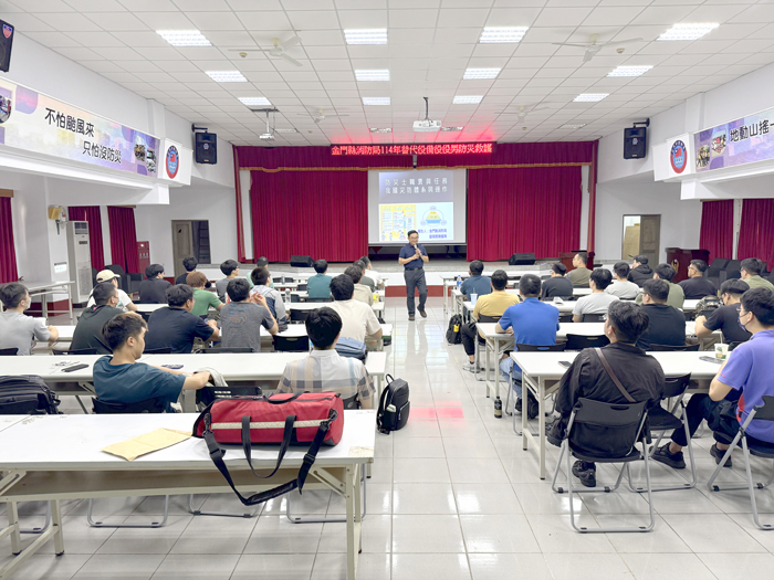 消防局副局長陳國瑋為役男授課。（消防局提供）