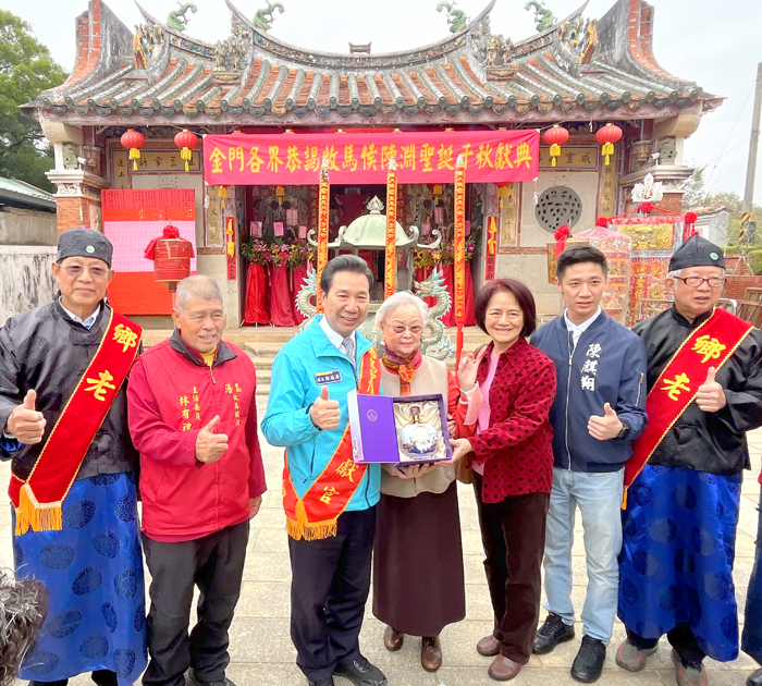 庵前女兒陳淑昭（左2）年年返鄉敬拜恩主公，縣長陳福海肯定其虔誠善行傳遞正向力量。（莊煥寧攝）
