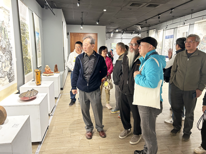 2026年金門縣美術家聯展昨（21）日在文化局開幕，各界來賓、藝文人士欣賞參展作品，彼此對話、交流。
（許加泰攝）