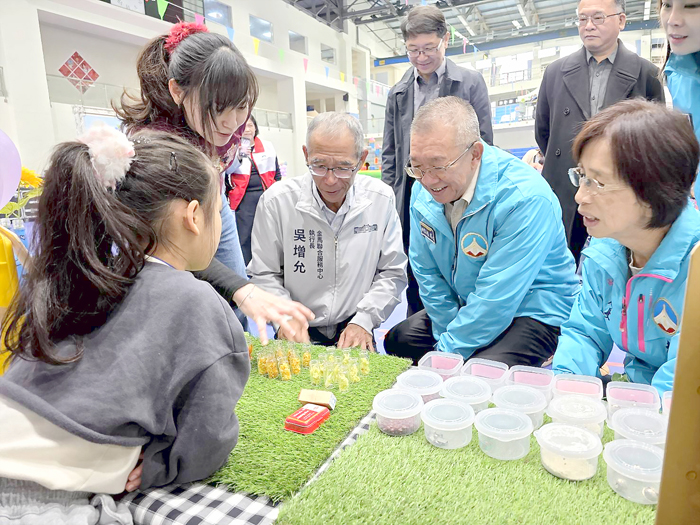 與會貴賓走訪攤位了解博覽會情形。（許峻魁攝）