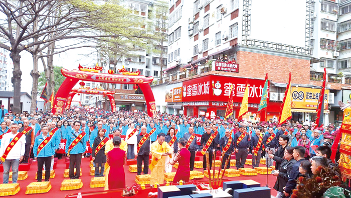 議長洪允典在福建漳州龍海上碼關帝廟聯合獻敬大典中領銜獻祭。（蔡麗玉攝）