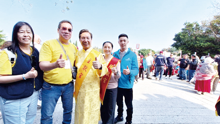 隨團鄉親爭相與縣長陳福海合影。（蔡麗玉攝）