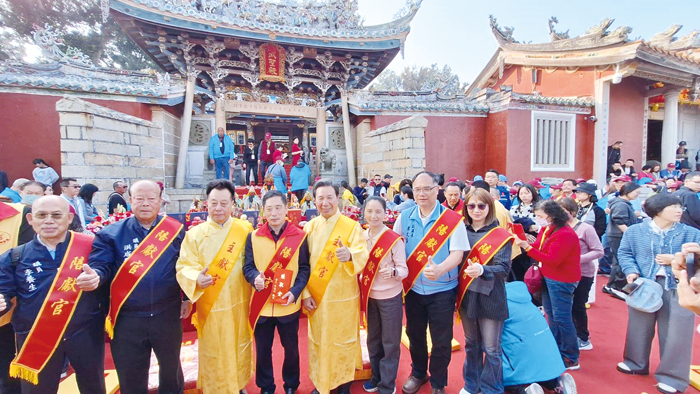 金門宗教交流團贈爐敬金，由東山島武聖殿主委周天助（左四）代表接受。（蔡麗玉攝）
