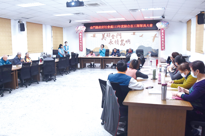 縣府辦理「115年度綜合志工隊隊員大會暨教育訓練」，社會處長王茲繐向長年投入社會服務的志工致上謝意。（莊煥寧攝）