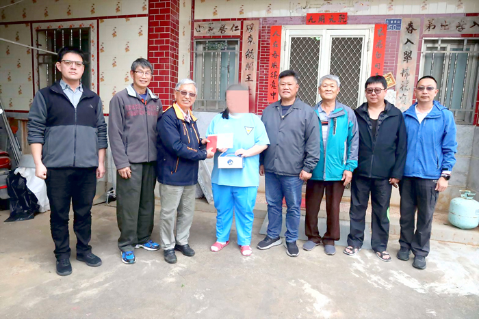 胡璉基金會董事長陳龍安（左三）偕同金寧鄉長楊忠俊（右四）慰問昔果山一戶余姓家庭。（金寧鄉公所提供）