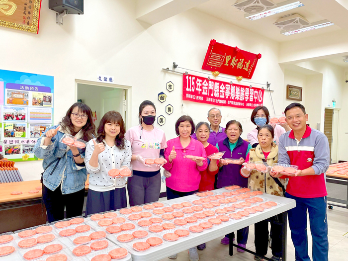 中正國小與榜林社區活動中心合作，製作印有「中哥、正妹」圖樣的校慶限定「塗仁粿」。（中正國小提供）