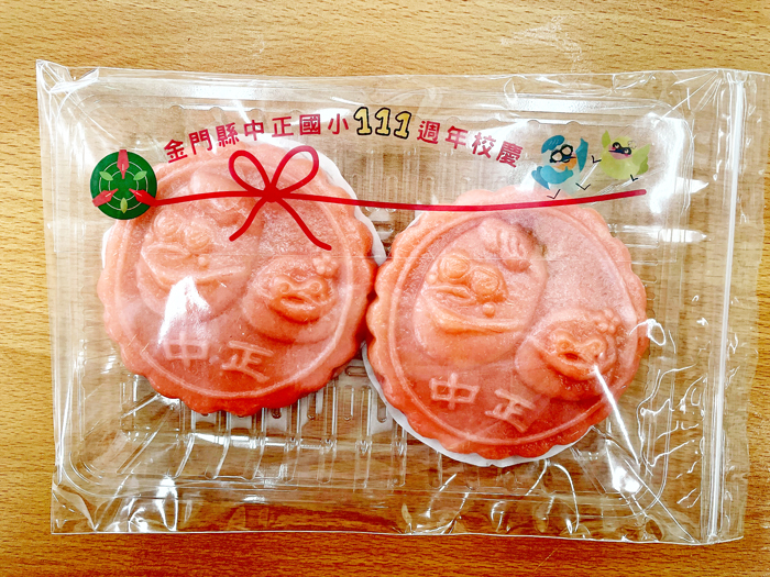 「中哥正妹塗仁粿」設計靈感源自金門最具代表性的夏候鳥—栗喉蜂虎。（中正國小提供）