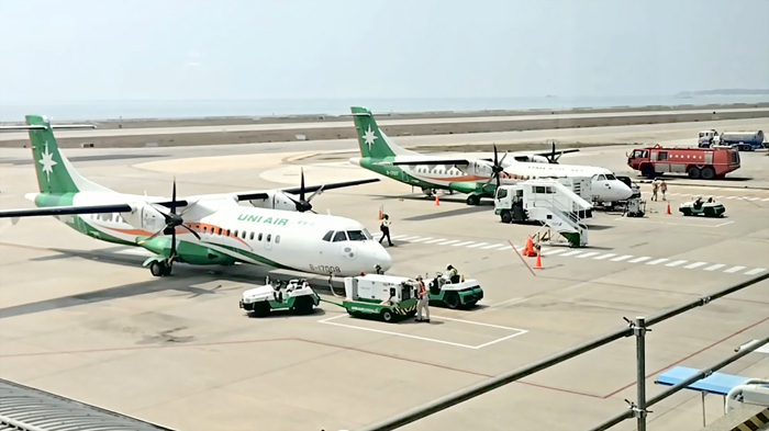 立榮飛台北班機有乘客擅自換位還辱罵空姐，遭警方帶下飛機。（示意圖／許峻魁攝）