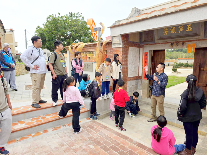 走讀活動在講師解說下，逐步認識古崗村。（許峻魁攝）