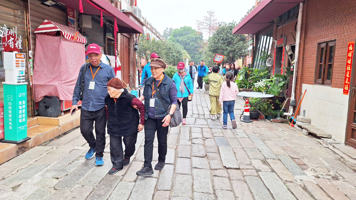 進香團中有逾九旬長者由家人陪同走完全程。（蔡麗玉攝）