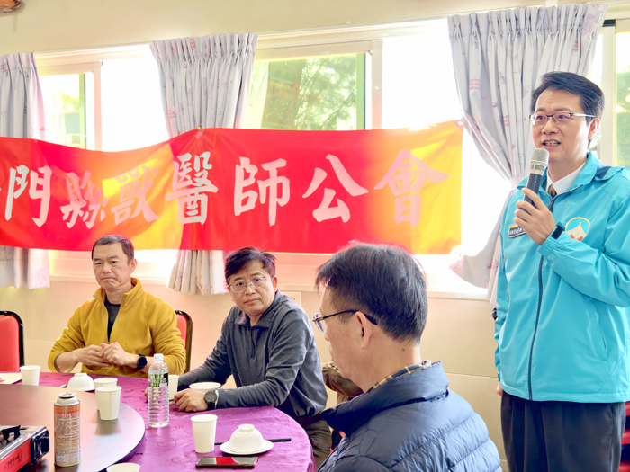 獸醫師節感恩餐會，縣府副秘書長李廣榮與在地獸醫師共同慶祝佳節。
（金門縣獸醫師公會提供）