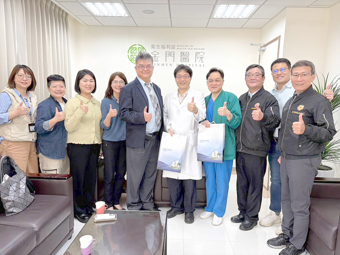 榮服處處長劉信義陪同北榮團隊前往金醫交流，說明「安心御老平台」運作機制與未來合作方向。（榮服處提供）