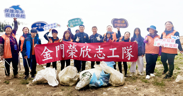 榮服處攜手榮欣志工隊辦理海岸淨灘活動，號召志工以實際行動守護海洋環境。
（榮服處提供）