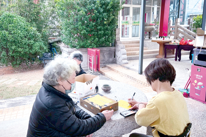 環保局與民政處共同推動清明環保祭祀，鼓勵「紙錢集中燒」及「以功代金」以取代大量焚燒紙錢。（環保局提供）