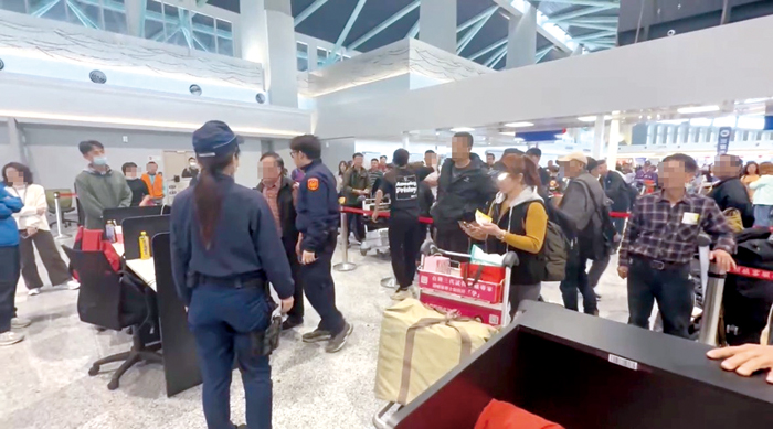 旅客因行李超重托運問題與工作人員發生爭執，港務處表示絕不姑息。（港務處提供）