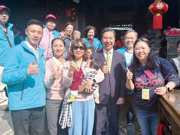 跨世代共襄盛舉，金門進香團滿載而歸。（蔡麗玉攝）