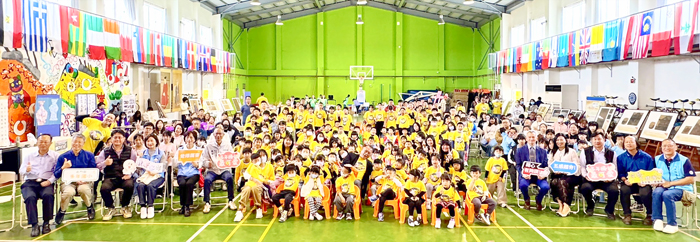 「宋潮好好玩」巡迴展金門盟聯合閉幕展，師生大合照。（多年國小提供）