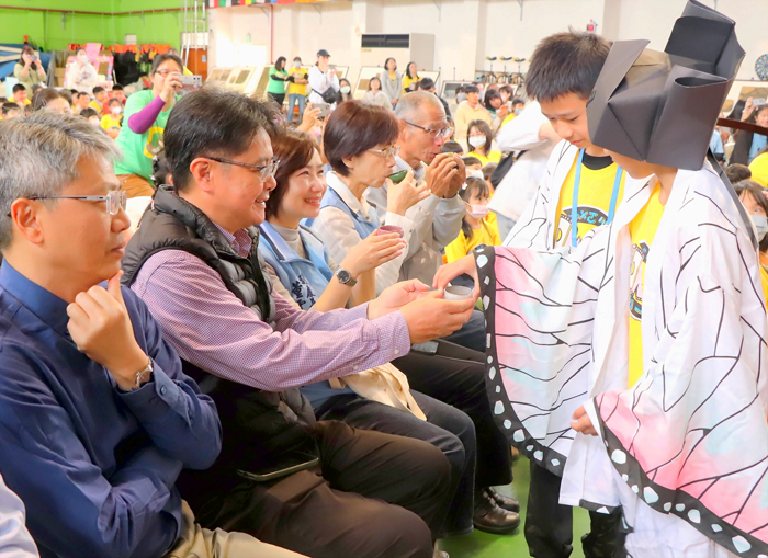 多年學子搬演《西園大夢》，結合iPad科技及表演詮釋古畫，並將茶文化從台上延伸到台下，引領與會嘉賓感受一番。（多年國小提供）