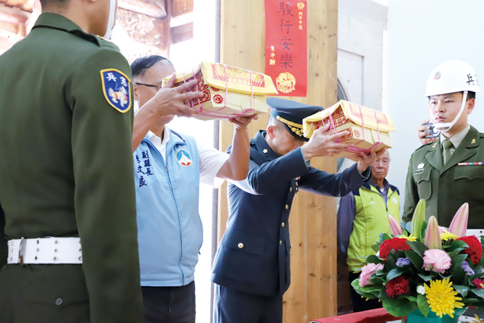 金門各界春祭國殤革命先烈暨國軍陣（公）亡將士祭典昨日舉行，各鄉鎮長與縣府主官都到場參與，場面肅穆。（呂肇中攝）