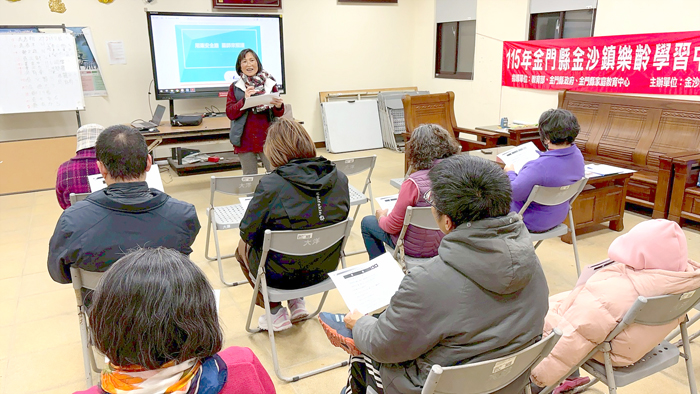 金沙樂齡學習中心辦理「生活安全—用藥五大核心」主題課程，邀請專業的藥師到場傳授正確用藥知識。（金沙樂齡學習中心提供）