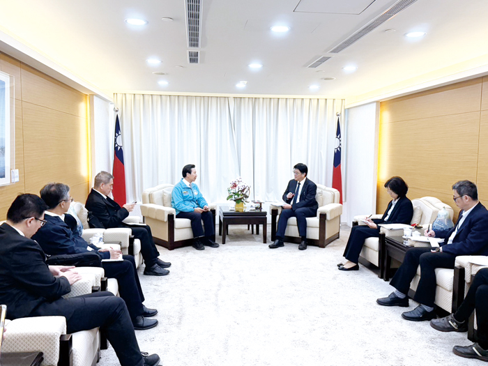 縣長陳福海率員拜會大陸委員會主任委員邱垂正，爭取「小三通航班增班」、「提升金門地區CIQS人力配置」與「開拓多元旅遊客源」等實質性議題並合照。（縣府提供）