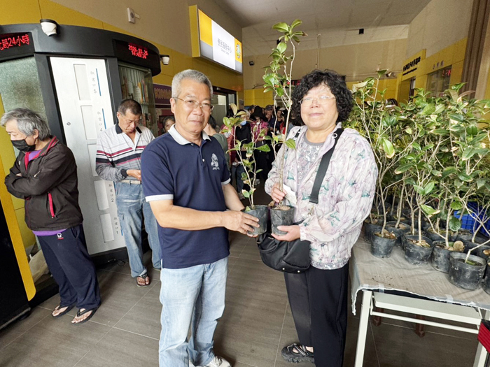 金沙鎮長吳有家關心民眾參與情形。（金沙鎮公所提供）