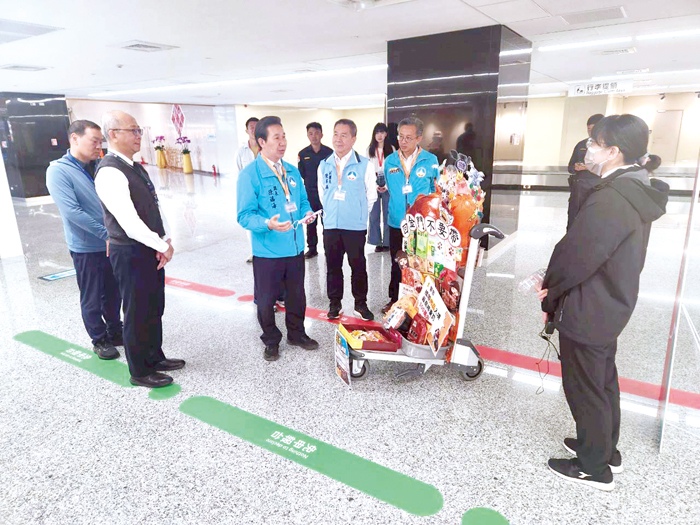 縣長陳福海視察水頭港區CIQS運作情形，關心人力配置與通關效率。（縣府提供）