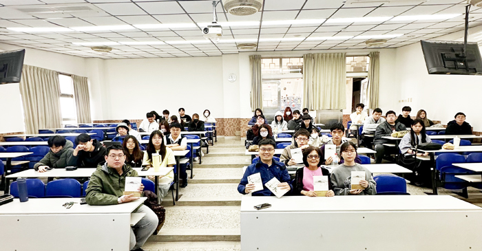 金門大學華語文學系「2026年第1期林榮三台灣文學講座」，邀請縣籍作家洪玉芬（前排右二）分享創作歷程，並與師生互動、對談。（金大提供）