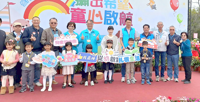 縣府昨在太湖畔中正公園表揚全縣優秀兒童。（蔡麗玉攝）