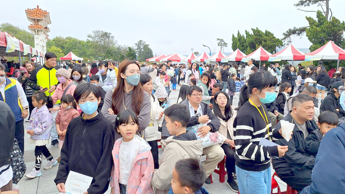 縣府昨在太湖畔中正公園表揚全縣優秀兒童。（蔡麗玉攝）