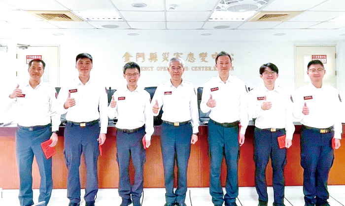 局長呂英華頒發救災獎勵金給救災同仁。（消防局提供）