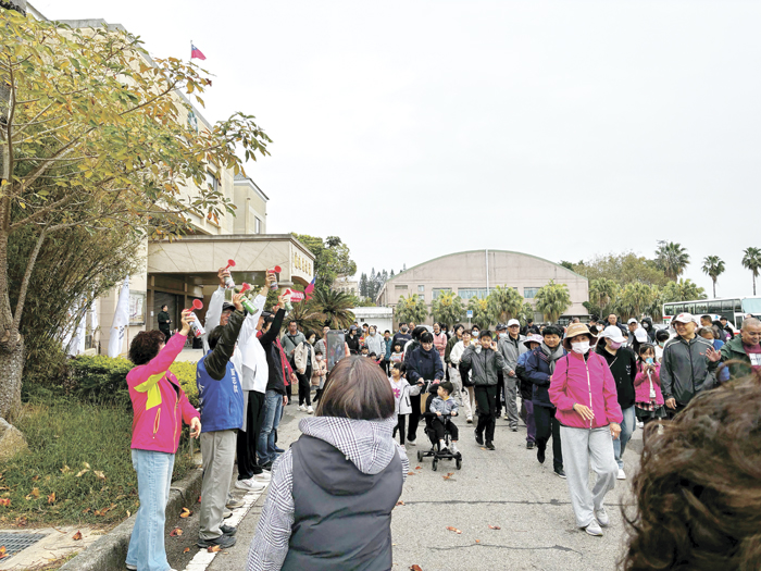 金城體育會昨日舉辦親子健走，吸引民眾共襄盛舉。（主辦單位提供）