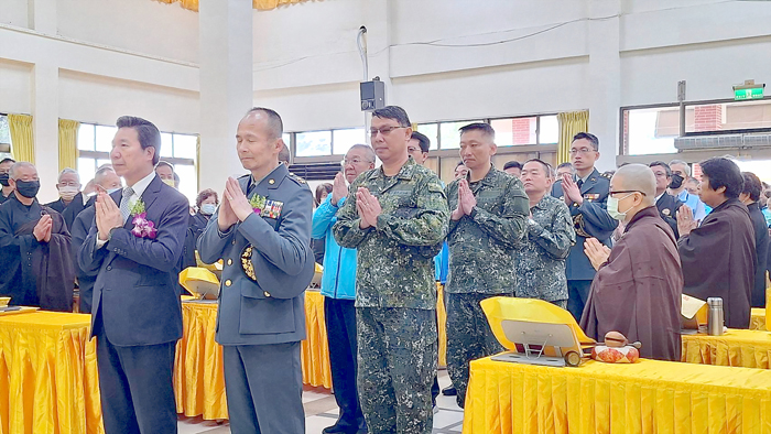 縣長陳福海與指揮官黃先任共同主祭金門清明春祭超薦法會。（蔡麗玉攝）