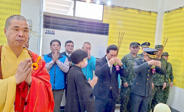 縣長陳福海與指揮官黃先任共同主祭金門清明春祭超薦法會。（蔡麗玉攝）