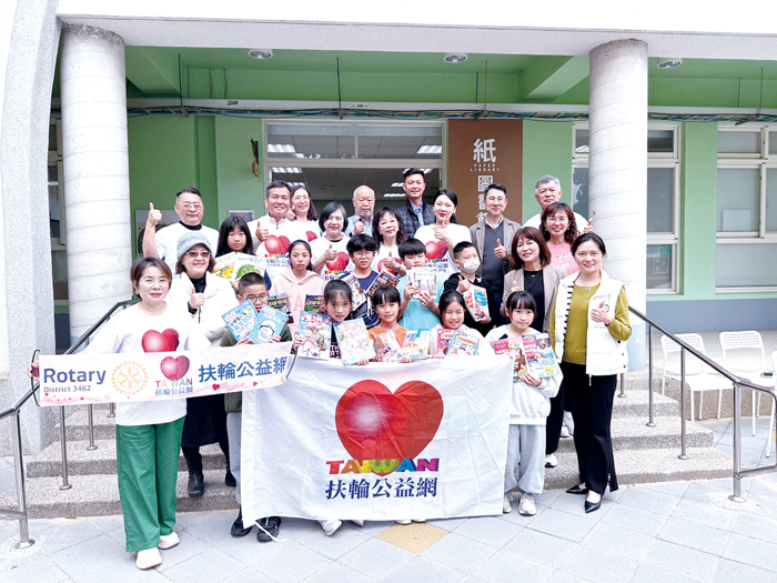 扶輪公益網贈書儀式，為金鼎孩子們帶來滿滿的閱讀資源與關懷。（金鼎國小提供）