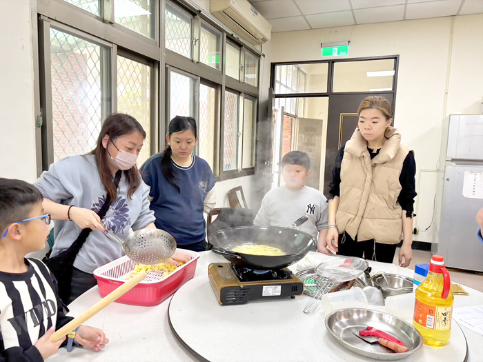 在講師楊明幼帶領下學習經過簡單的加工處理，並完成金黃澄澄的馬鈴薯起司黃金球。（農試所提供）