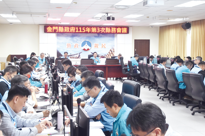 縣府召開115年度第3次縣務會議，聚焦施政關鍵，陳縣長期勉縣府團隊以更高戰略視野與執行力，推動金門永續發展。（莊煥寧攝）