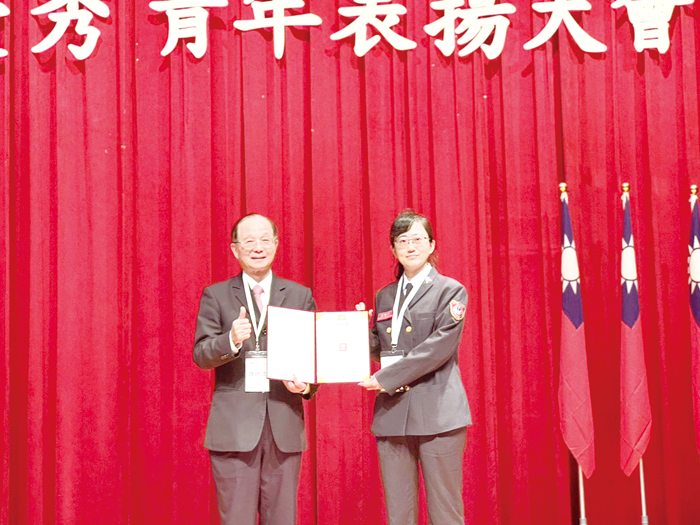 消防員王順香（右）獲選全國社會優秀青年。（消防局提供）